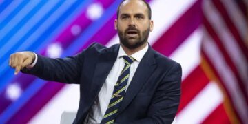 Eduardo, el desconcertante líder en el suicidio político de los Bolsonaro: «Se ha convertido en enemigo de Brasil»