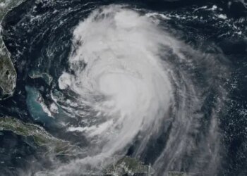 Erin amenaza a EEUU con enormes olas y marejadas ciclónicas. Vigilan dos sistemas más