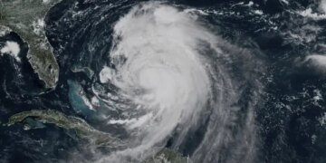 Erin amenaza a EEUU con enormes olas y marejadas ciclónicas. Vigilan dos sistemas más