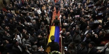 Miles de personas despiden a Miguel Uribe Turbay, el senador y candidato presidencial asesinado en Colombia