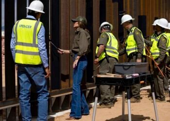 Trump ordena pintar el muro fronterizo con México de negro para que se caliente y sea más difícil saltarlo