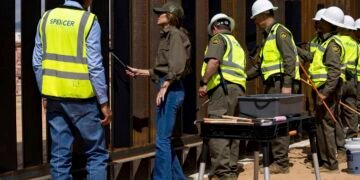 Trump ordena pintar el muro fronterizo con México de negro para que se caliente y sea más difícil saltarlo