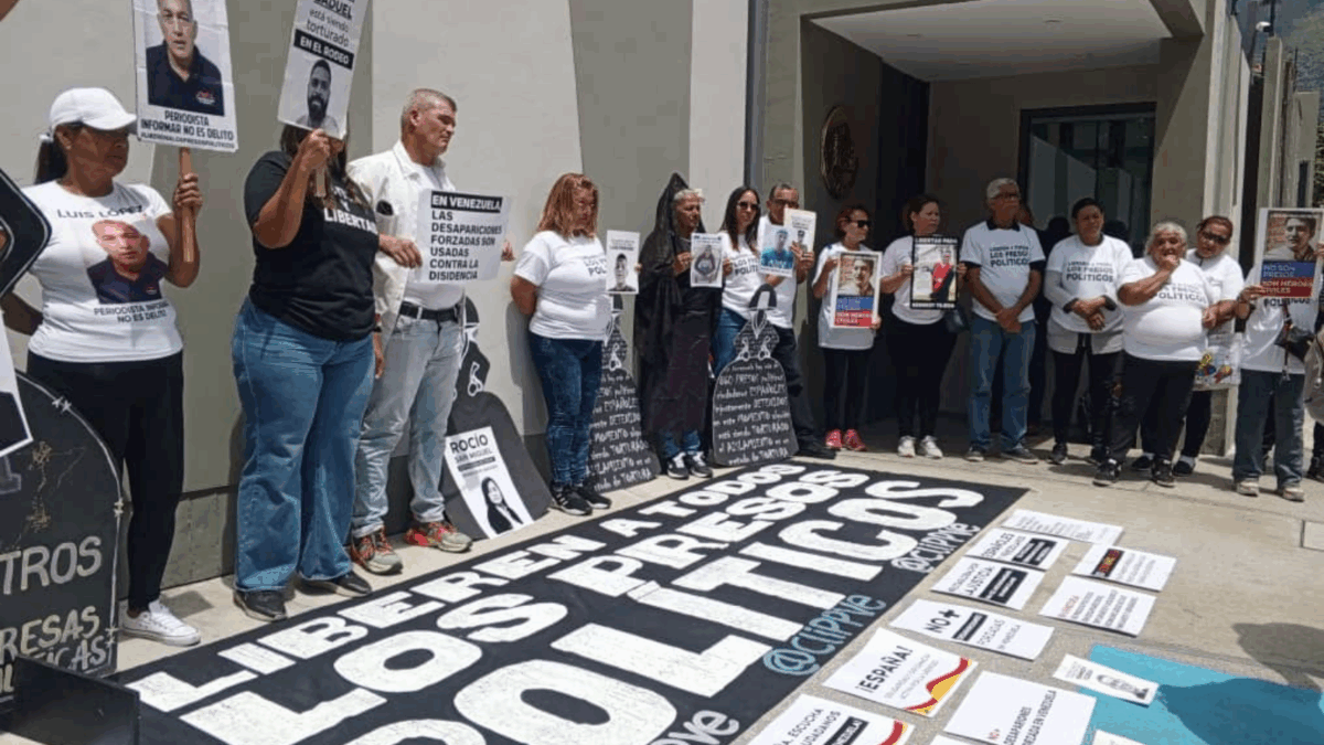 Familiares de presos políticos manifestaron frente a la Embajada de España en Caracas