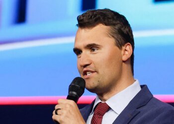 Asesinado de un disparo en el cuello el influencer conservador Charlie Kirk durante una charla en una universidad
