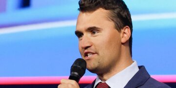 Asesinado de un disparo en el cuello el influencer conservador Charlie Kirk durante una charla en una universidad
