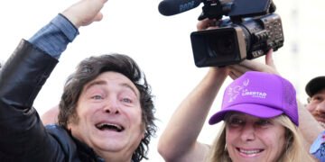 El gobierno argentino logra que un polémico juez prohíba difundir los audios de la hermana del presidente y sospecha de espías rusos