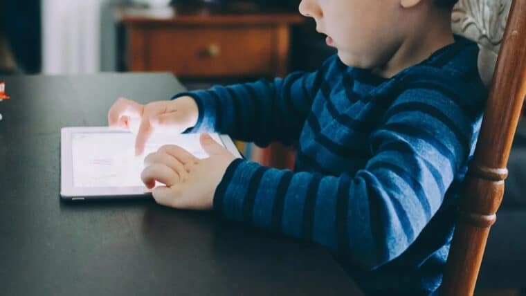 La obesidad infantil y su relación con el tiempo que pasan los niños frente a las pantallas