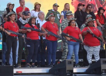 “Soldadas de la patria”: Venezuela condecora a mujeres milicianas tras la burla de Trump en su contra