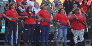 “Soldadas de la patria”: Venezuela condecora a mujeres milicianas tras la burla de Trump en su contra