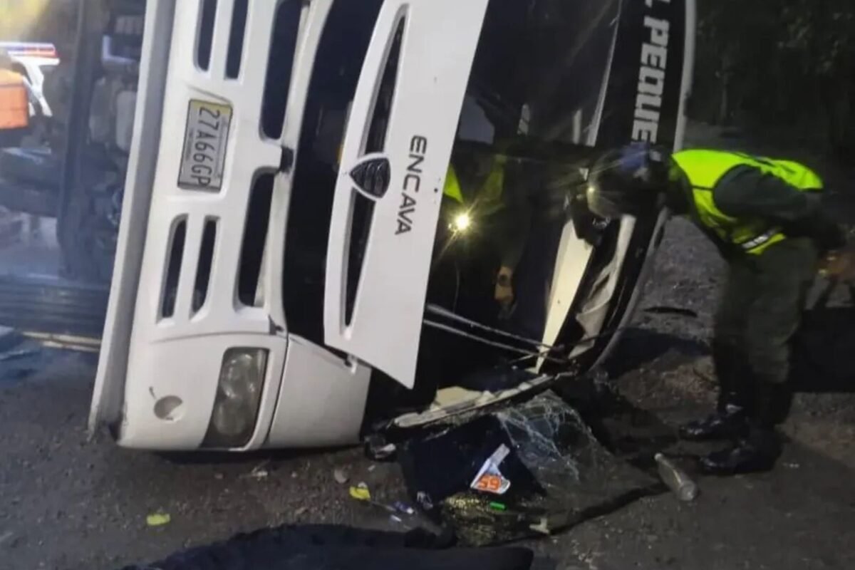 Al menos 9 personas resultaron heridas tras volcarse un autobús en la autopista Gran Mariscal de Ayacucho