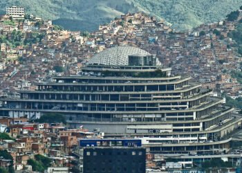 ¡Insólito! Chavismo iluminó con fuegos artificiales El Helicoide, el mayor centro de torturas (Imágenes)