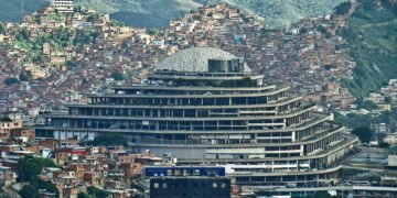 ¡Insólito! Chavismo iluminó con fuegos artificiales El Helicoide, el mayor centro de torturas (Imágenes)