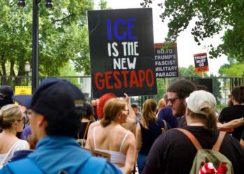 Cientos de miles de estadounidenses salen a las calles para protestar contra el ‘Rey Trump’: «Esto no es sólo política. Es democracia contra dictadura»