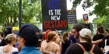 Cientos de miles de estadounidenses salen a las calles para protestar contra el ‘Rey Trump’: «Esto no es sólo política. Es democracia contra dictadura»