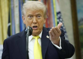 Trump anuncia repatriación de dos sobrevivientes del ataque al ‘narcosubmarino’ hundido en el Caribe