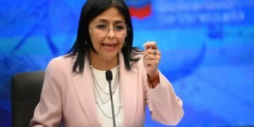 Delcy Rodríguez descargó su rabia con María Corina Machado por cierre del espacio aéreo venezolano