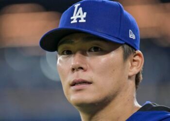 Yoshinobu Yamamoto se alzó con el MVP de la Serie Mundial