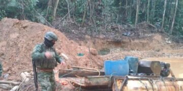 Ejército de Ecuador destruyó dos campamentos de minería ilegal en zona fronteriza con Colombia