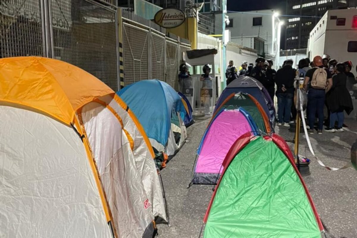 En imágenes: familiares de presos políticos cumplen 13 días en vigilia pidiendo libertad