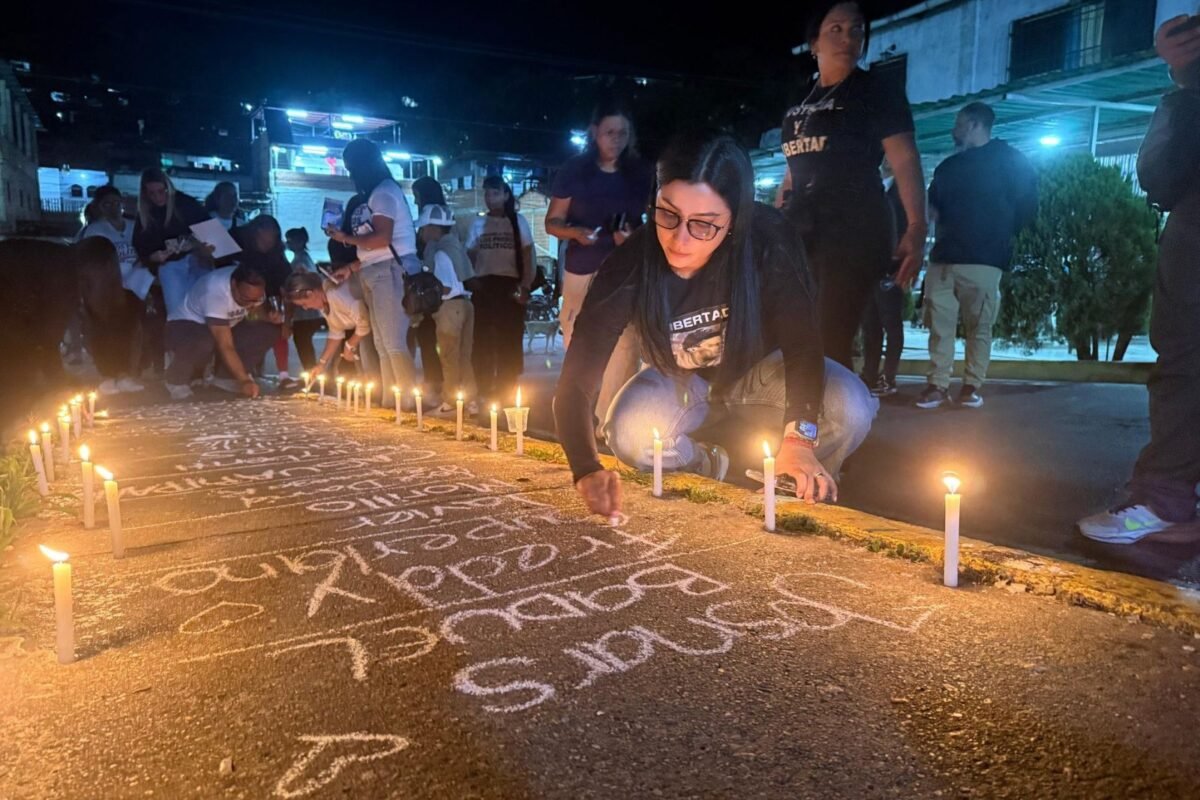 Familiares de presos políticos escribieron en el suelo los nombres de los detenidos durante la vigilia