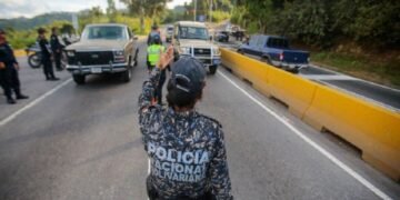 ¿Funcionarios policiales tienen permitido revisar celulares en alcabalas? Lo que debes saber al respecto