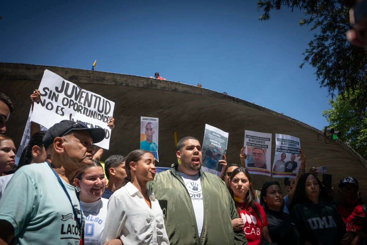 En Caracas los estudiantes impulsaron un canto infinito de paz por el Día de la Juventud
