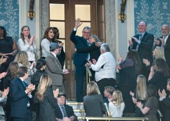 El abrazo que conmovió al Congreso de EEUU: Enrique Márquez y su familia durante el discurso de Donald Trump (VIDEO)