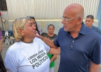 Fin al show de Jorge Rodríguez: Identificaron a infiltrada chavista que se hizo pasar por familiar de preso político (VIDEO)