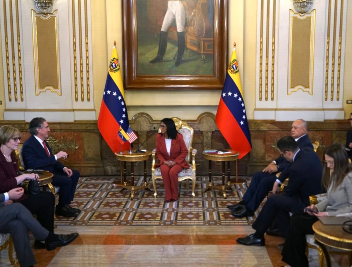 Cuando el periodismo independiente volvió a insistir en las puertas de Miraflores Delcy con el secretario de Interior