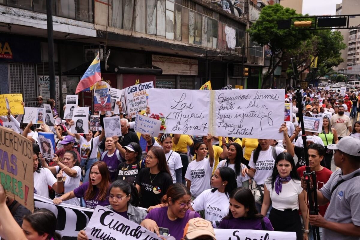 En Imágenes: Mujeres marcharon en Caracas para exigir libertad en su día