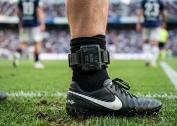 VIDEO: Árbitro dirigía un partido de fútbol con tobillera electrónica y quiso escapar cuando vio a la policía