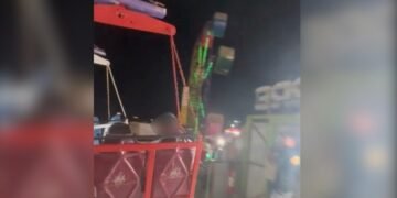 Una atracción de un parque de diversiones colapsó con personas a bordo (VIDEO)