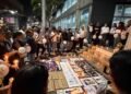 Entre velas y dolor: familiares de presos políticos homenajearon a Víctor Hugo Quero frente a El Helicoide (FOTOS)