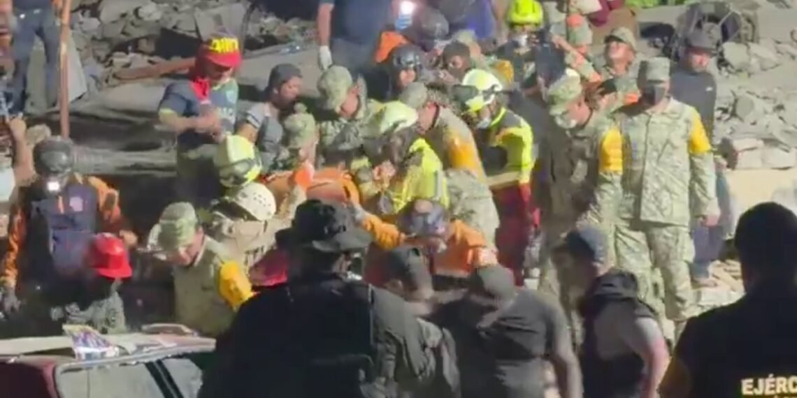 En medio del desastre, un niño de 11 años fue encontrado con vida en Caraballeda (VIDEO)
