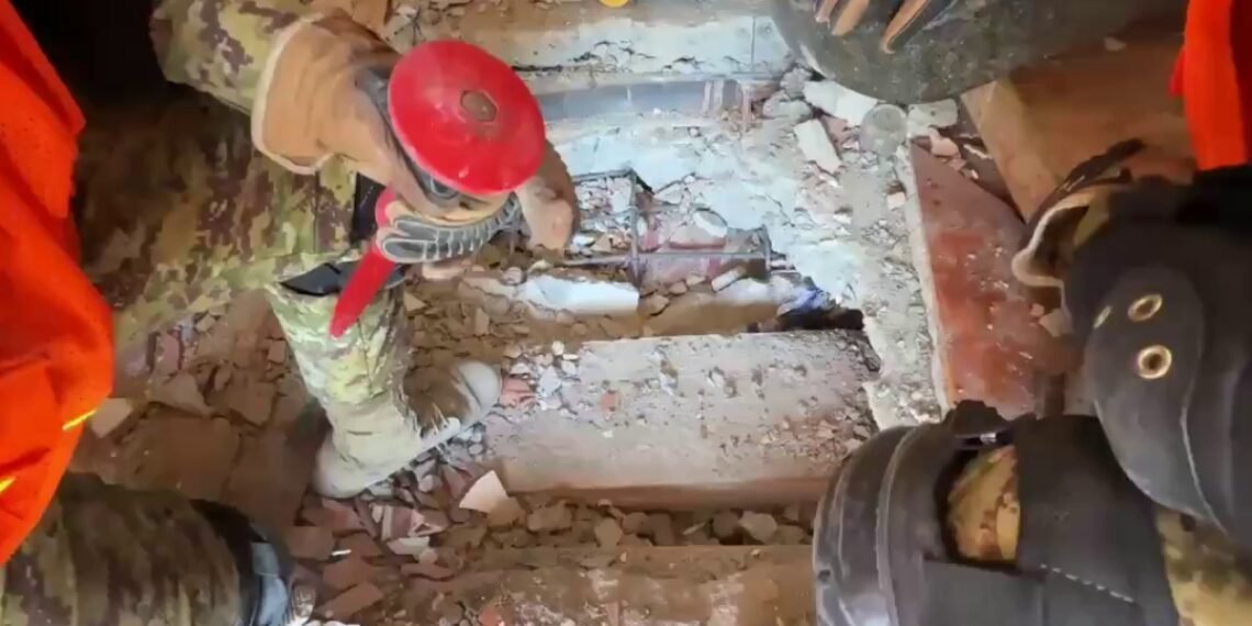 Una nueva señal de vida en medio de la tragedia: el VIDEO que compartió Bukele de una sobreviviente