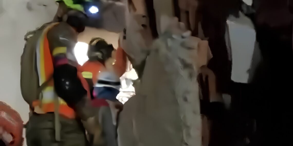 VIDEO: Bukele informó que rescatistas salvadoreños establecieron contacto con un hombre atrapado en La Guaira