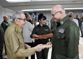 Raúl Castro reapareció por segundo día consecutivo entre militares y jefes represivos en La Habana Raúl Castro reapareció por segundo día consecutivo entre militares y jefes represivos en La Habana