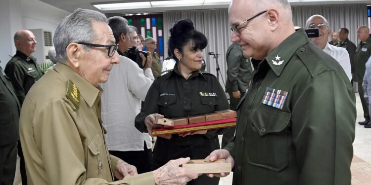 Raúl Castro reapareció por segundo día consecutivo entre militares y jefes represivos en La Habana Raúl Castro reapareció por segundo día consecutivo entre militares y jefes represivos en La Habana