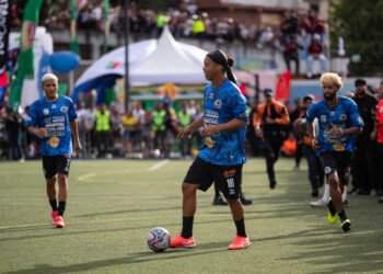 Ronaldinho derrochó toda su magia ante una multitud en Petare Ronaldinho derrochó toda su magia ante una multitud en Petare