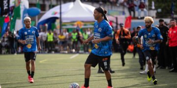 Ronaldinho derrochó toda su magia ante una multitud en Petare