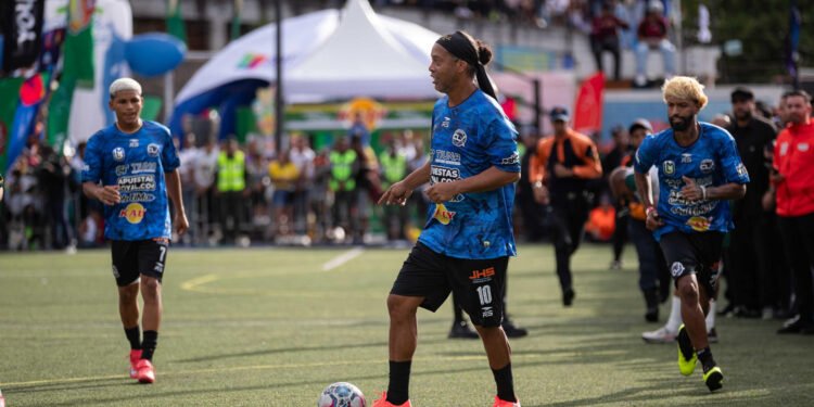 Ronaldinho derrochó toda su magia ante una multitud en Petare Ronaldinho derrochó toda su magia ante una multitud en Petare